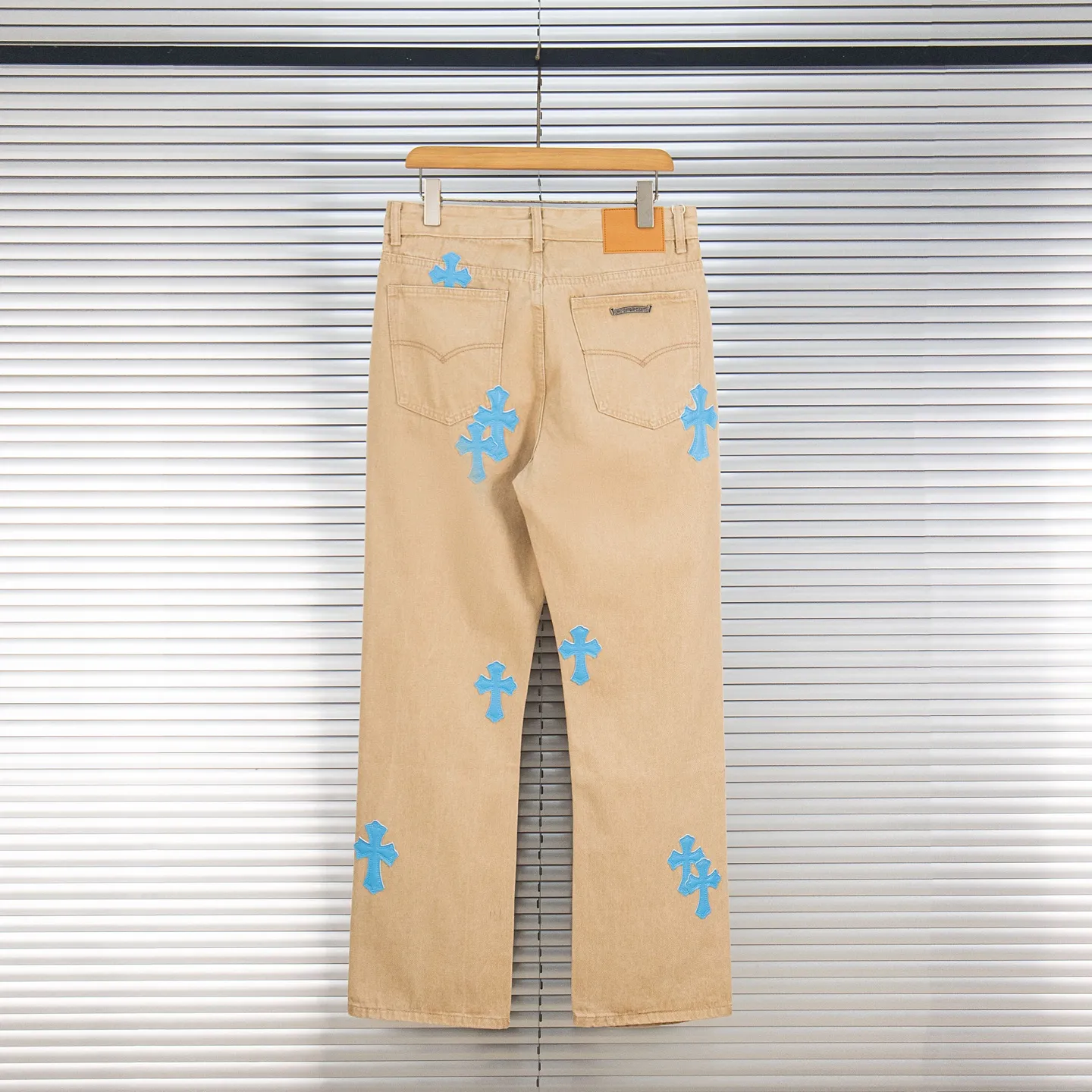 P240 Chrome Hearts 2025 New Light Blue Cross Leather Label Couple Washed Jeans This season’s hot item is sought after by countless celebrities and fashionistas. The neat details of the cutting process add color to the playful fashion! The neat and meticulous design, and the well-fitting structure is unique. The upper body not only has outstanding recognition, but also looks younger and younger. A style with the ultimate wearing meaning and performance, gorgeous color matching, and the craftsmanship of this style is also extremely extraordinary. After the finished product is washed, it is disassembled and hand-made with sheepskin cross leather and then spliced ​​together to complete. The whole piece has too many craftsmanship to describe. It is decorated with patchwork cross flowers and high-waisted washed jeans! ! Absolutely high-end luxury product, a god-level single product, a super popular product, made with top heavy industry, a magic weapon that cannot be missed. Style number: 1867# Size: 28 30 32 34 Color: khaki blue